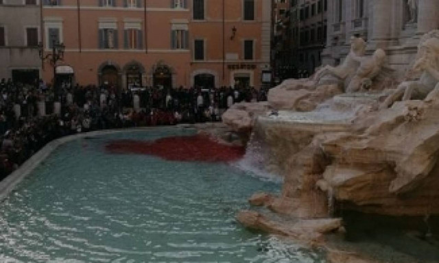 «Μάτωσε» η Φοντάνα ντι Τρέβι (video)