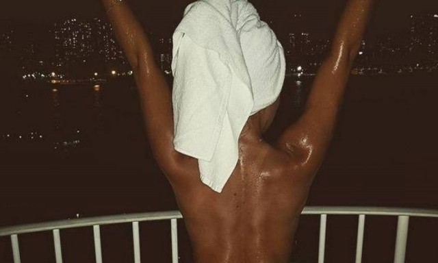 Ελληνίδα τόπλες στο Τόκιο βραδιάτικα!