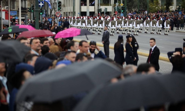 Καιρός 28η Οκτωβρίου: Παρέλαση με βροχές και καταιγίδες - Πού θα είναι έντονα τα φαινόμενα (pics)