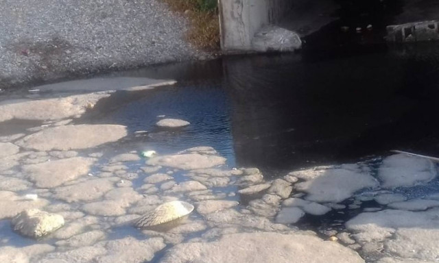 Κρήτη: Μαύρο, γλοιώδες και δύσοσμο υγρό ....απειλεί την θάλασσα