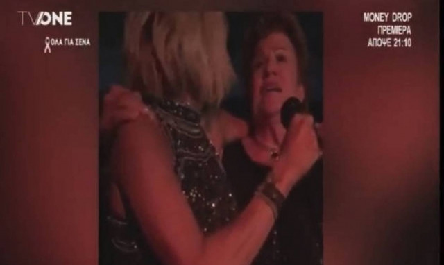 Χαμός! Η σύζυγος του Προέδρου τραγούδησε με την Βίσση – (VIDEO)