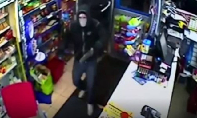 Μπήκαν στο κατάστημα για ληστεία - Αυτό που ακολούθησε δεν το περίμενε κανείς! (vid)