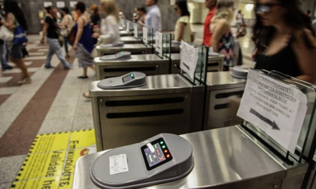 Χάος για ένα ηλεκτρονικό εισιτήριο - Ηλικιωμένος λιποθύμησε περιμένοντας στην ουρά