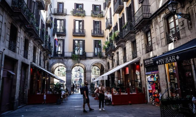 Μία βόλτα στην πολύχρωμη και λαμπερή Βαρκελώνη (photos)