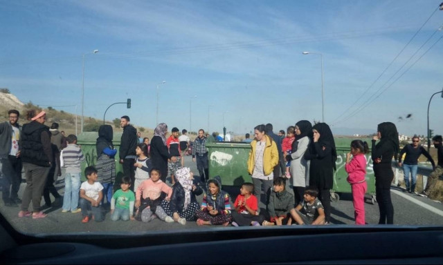 Συγκέντρωση διαμαρτυρίας προσφύγων στην εθνική οδό Λάρισας - Τρικάλων