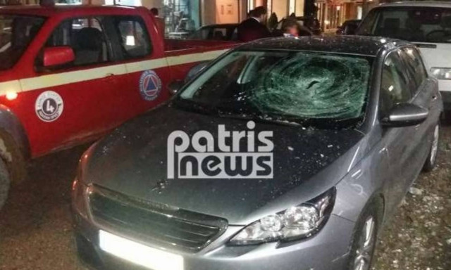 Πανικός στον Πύργο: Κατέρρευσε μπαλκόνι πάνω σε όχημα (pics)