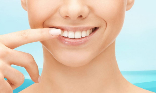 «Λουκέτο» σε επιχείρηση που έκανε παράνομα λευκάνσεις δοντιών