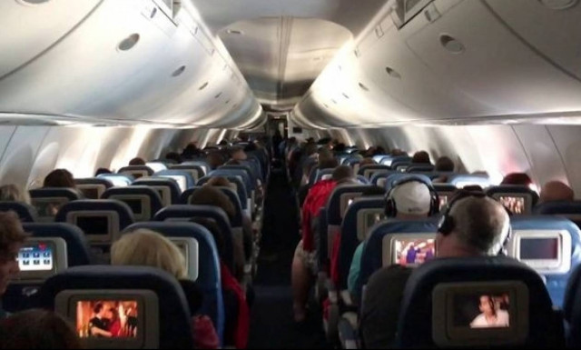 Σοκ σε πτήση: Την έπιασαν να κάνει στοματικό έρωτα σε 28χρονο δίπλα σε μικρά παιδιά