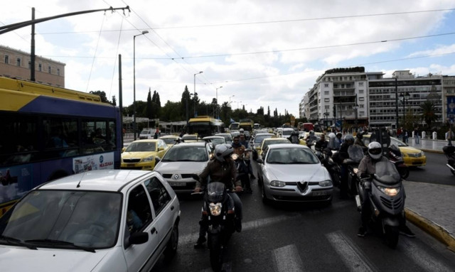Νέος ΚΟΚ: Τριπλασιάζονται τα πρόστιμα – Αφαίρεση άδειας για κινητό, ζώνη, κράνος και ρίψη τσιγάρου