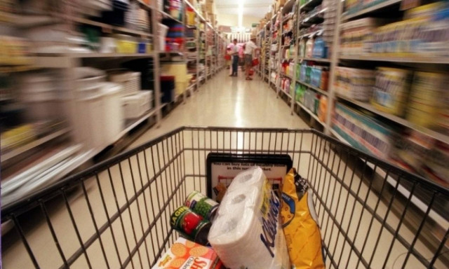 Οι Έλληνες «οργώνουν» τα σούπερ-μάρκετ ψάχνοντας για προσφορές!