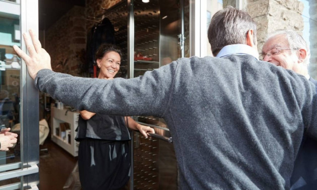 Μητσοτάκης: Με κατηγόρησαν ότι χαιρετάω κούκλες αλλά…