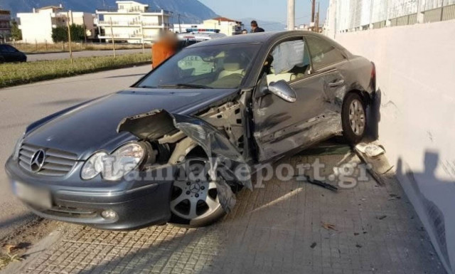 Τροχαίο στη Λαμία – Αυτοκίνητο «καρφώθηκε» σε σχολείο: Στο νοσοκομείο δύο μαθήτριες