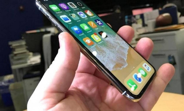 Από σήμερα και στην Ελλάδα: Φρενίτιδα για το iPhone X των 1.000 δολαρίων - Ουρές στα καταστήματα