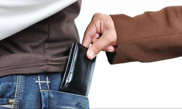 Αποκλειστικό: Θύμα κλοπής πασίγνωστος Έλληνας παρουσιαστής -  Του πήραν 700 δολάρια