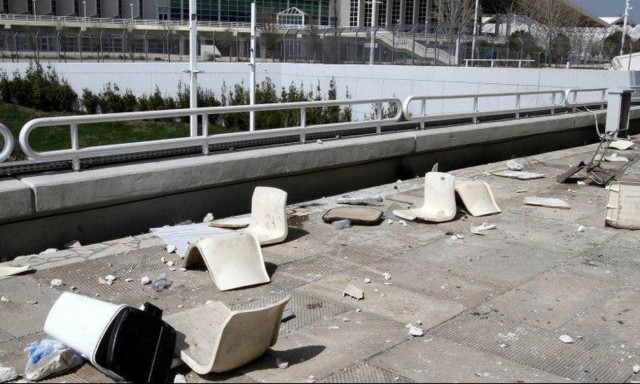 ΑΕΚ-ΠΑΟΚ: Σοβαρά επεισόδια στο ΟΑΚΑ - Πετροπόλεμος και χημικά μεταξύ αστυνομικών και οπαδών