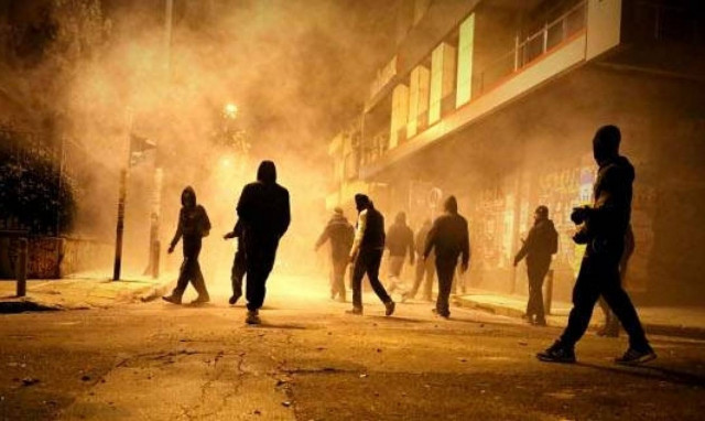 «Βροχή» από πέτρες και μολότοφ στα Εξάρχεια – Έκαψαν ένα αυτοκίνητο