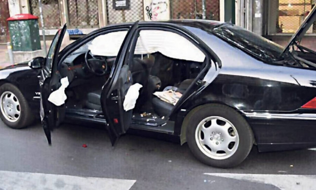 Εικόνες - ΣΟΚ από το αυτοκίνητο του Παπαδήμου – Έζησε από θαύμα