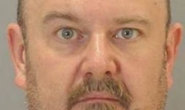 Έστελνε στο γείτονά του επί 4 χρόνια ιερόδουλες να κάνουν στριπτίζ έξω από το σπίτι του