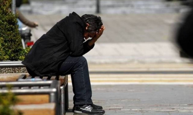 «Κατρακύλα» στο εισόδημα των ελληνικών νοικοκυριών - Μόνο το 2016 οι Έλληνες έχασαν 2,7 δισ. ευρώ!