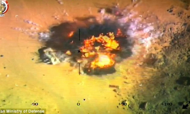 Μαχητικό βομβαρδίζει και «εξαϋλώνει» πέντε τζιχαντιστές (vid)