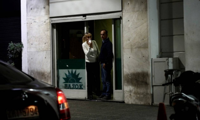Πυροβολισμοί στα γραφεία του ΠΑΣΟΚ: Επικοινωνία Τσίπρα-Τόσκα