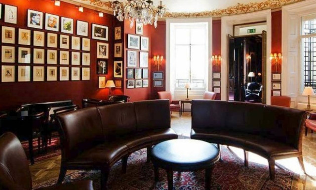 Λονδρέζικη λέσχη Κυρίων υποδέχεται την πρώτη γυναίκα στους κόλπους της