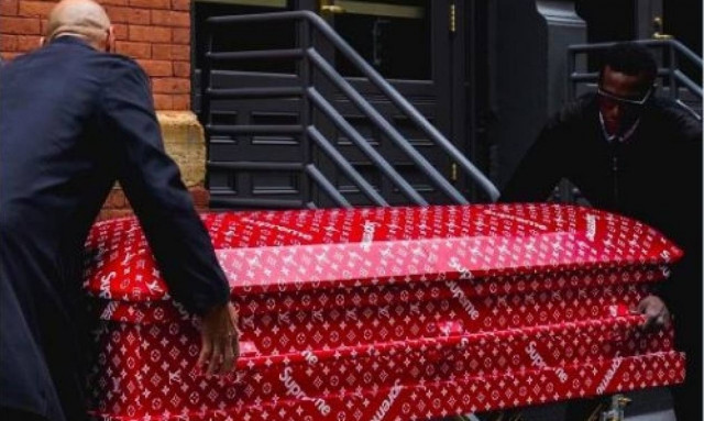 Ποιος θέλει να ταφεί σε φέρετρο Louis Vuitton; Χαμός στο διαδίκτυο! (Δείτε video και photo)