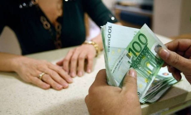 Οι μισοί Έλληνες χρωστούν στην Εφορία