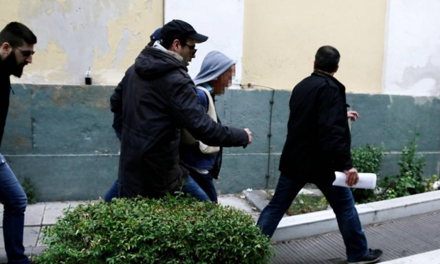 Δώρα Ζέμπερη - Επίθεση κατά του δολοφόνου από τον πατέρα της και πολίτες: «Αλήτη, έφαγες το κορίτσι»