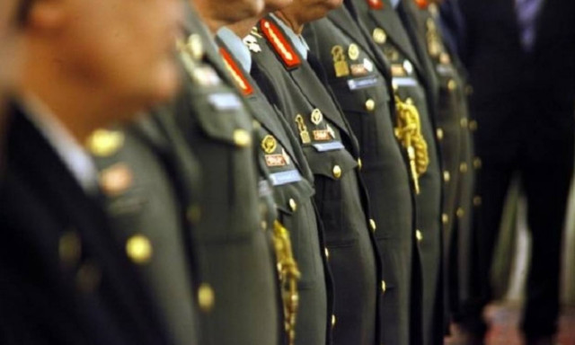 «Βόμβα» για τους ένστολους: Μειώσεις - σοκ στους μισθούς τους - Ποιοι και πόσα χρήματα θα χάσουν