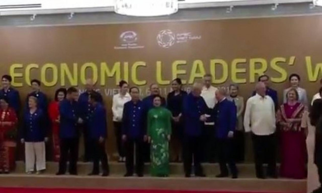 Χειραψία Πούτιν - Τραμπ στη σύνοδο κορυφής του APEC (vid)