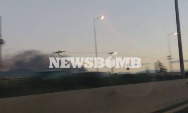 Μενίδι: Υπό έλεγχο η πυρκαγιά στο εργοστάσιο (pic)