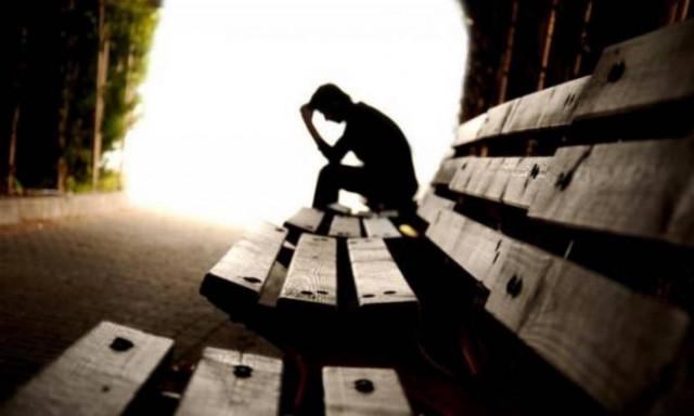 Παραλίγο τραγωδία: Αποπειράθηκε να αυτοκτονήσει κόβοντας τις φλέβες του με ξυράφι