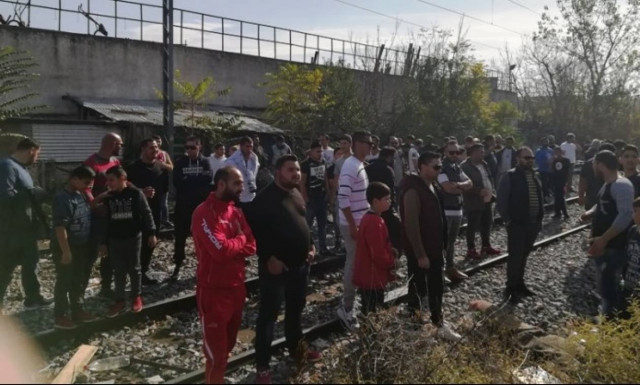 Λάρισα: Αποκλεισμός των σιδηροδρομικών γραμμών στο σημείο που σκοτώθηκε ο 10χρονος