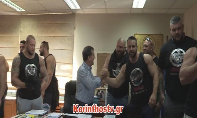 Απίστευτο: Οι πιο δυνατοί άνδρες στον κόσμο σήκωσαν στον αέρα το δήμαρχο Κορίνθου (video)