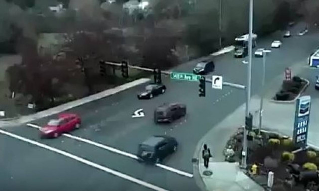 ΗΠΑ: Ανυπόμονος πεζός πέρασε με κόκκινο - Δείτε τι ακολούθησε! (vid)