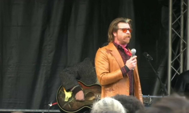 Γαλλία: Συναυλία - έκπληξη των Eagles of Death Metal για την επέτειο των επιθέσεων (vid)