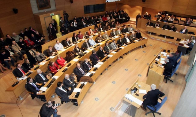 Θεσσαλονίκη: Σφοδρή αντιπαράθεση στο δημοτικό συμβούλιο για τον χριστουγεννιάτικο στολισμό