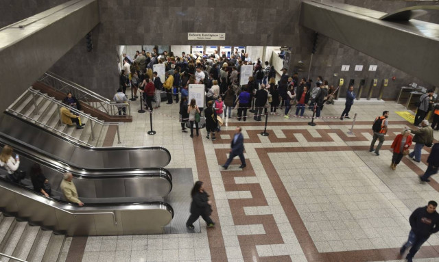 Ηλεκτρονικές κάρτες: Τέλος τα χάρτινα εισιτήρια - Δείτε πότε κλείνουν οι μπάρες στα Μέσα Μεταφοράς