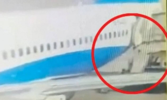 Σοκαριστικό ατύχημα: Αεροσυνοδός έπεσε στο κενό από την πόρτα αεροπλάνου (vid)