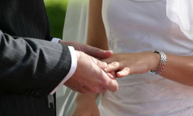 Χαμός σε γάμο: Ο γαμπρός έκανε το λάθος που δεν έπρεπε και το... κακό έγινε - Δείτε το βίντεο!