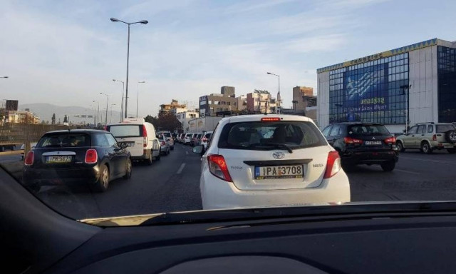 Ουρές χιλιομέτρων ΤΩΡΑ στον Κηφισό
