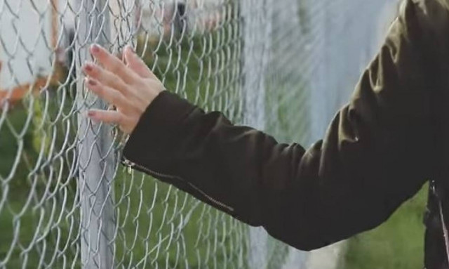 Ληξούρι: Σε λυόμενα πάνω στο κύμα οι μαθητές, 4 χρόνια μετά το σεισμό (vid)