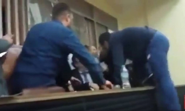 Βίντεο – σοκ: Άγριο ξύλο στο Εργατικό Κέντρο Πάτρας - Μπουνιές και κλωτσιές στη συνέλευση