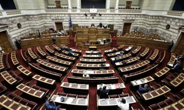 Κοινωνικό μέρισμα: Σε εξέλιξη η συζήτηση του νομοσχεδίου - Έντονη αντιπαράθεση στη Βουλή