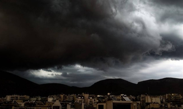 Καιρός ΤΩΡΑ: Άρχισε να «φορτώνει» ξανά – Ισχυρές καταιγίδες τα ξημερώματα