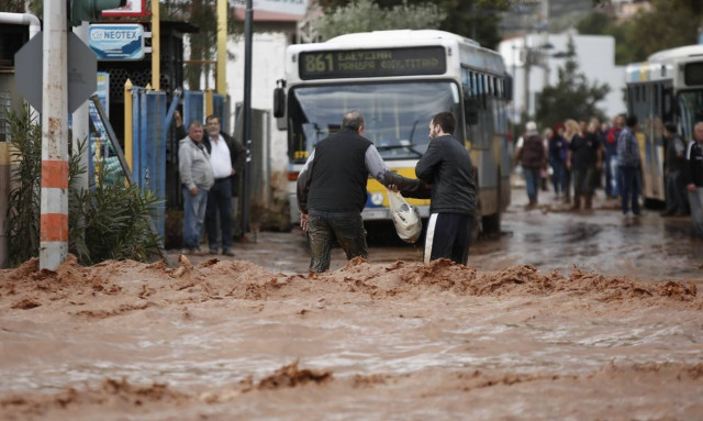 Πλημμύρες ΤΩΡΑ: Τρία άτομα στο νοσοκομείο