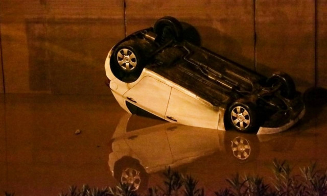 Νύχτα θρίλερ στη Μάνδρα: Ψάχνουν για αγνοούμενους στις λάσπες