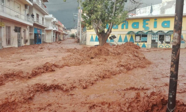 Πλημμύρες ΤΩΡΑ: Άρχισε να βρέχει ξανά στη δυτική Αττική