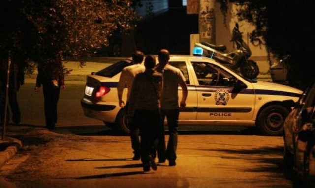 Χειροπέδες σε τρεις που είχαν ρημάξει σούπερ μάρκετ και ταχυδρομικά καταστήματα στην Αττική